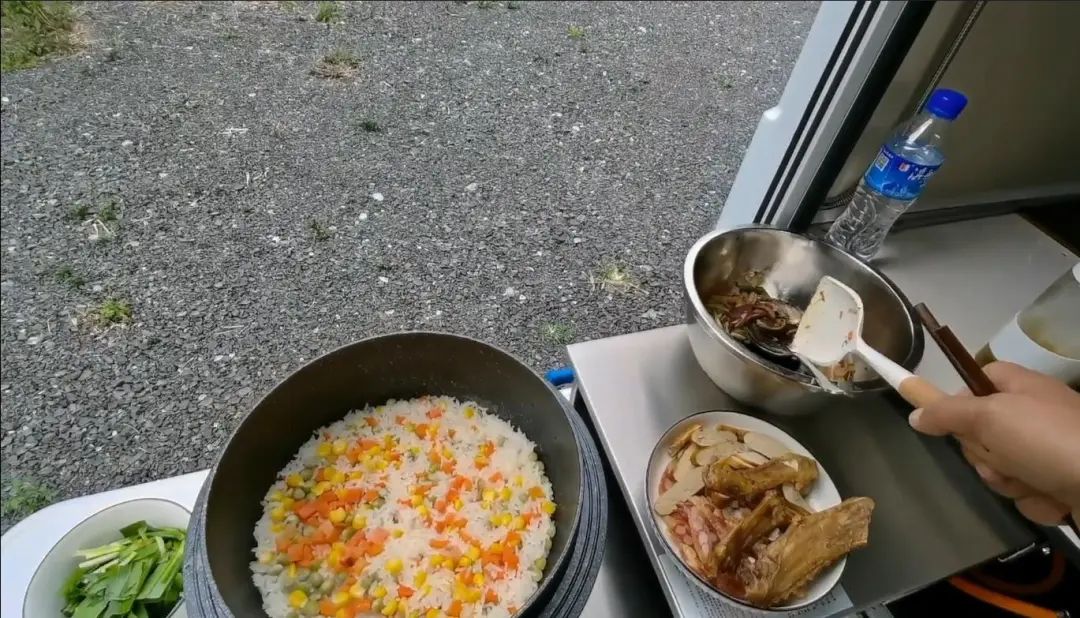 58岁的她,自驾房车旅居,一人两犬,活成了自己喜欢的样子9.jpg 58岁的她,自驾房车旅居,一人两犬,活成了自己喜欢的样子9.jpg