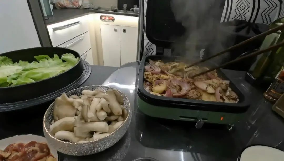 58岁的她,自驾房车旅居,一人两犬,活成了自己喜欢的样子10.jpg 58岁的她,自驾房车旅居,一人两犬,活成了自己喜欢的样子10.jpg